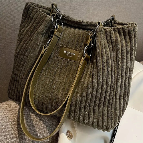 Alvhilde | Soft ribbed bag with stylish metal chain